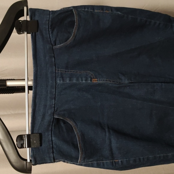 Stretchy capris - Picture 2 of 9